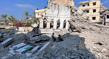 İsrail'in Gazze'deki cami ve okulları hedef aldığı saldırıda 24 Filistinli öldü