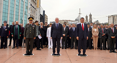 İstanbul'un Kurtuluşu'nun 101'inci yılı, Taksim Cumhuriyet Anıtı'nda düzenlenen törenle kutlandı