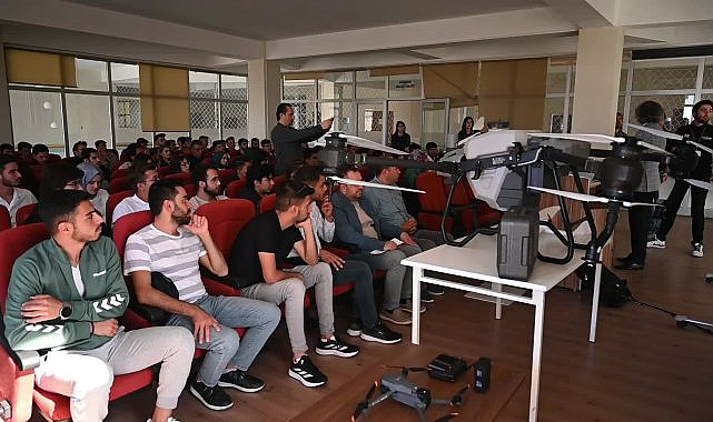 Yozgat'ta, ziraat mühendisi öğrencilerine uygulamalı drone ile ilaçlama eğitimi