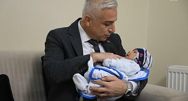 İETT Müdürü İrfan Demet metrobüste dünyaya gelen bebeği ziyaret etti