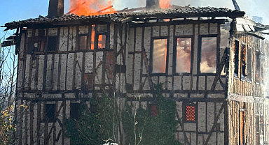 Karabük'te 200 yıllık tarihi konak yangında küle döndü