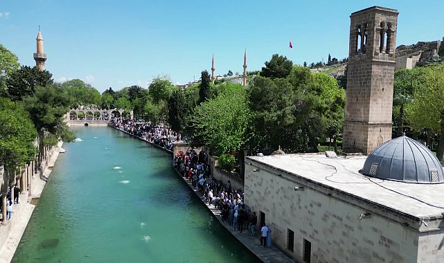 Kızılkoyun nekropolünde bulunan yazıt, restorasyon çalışmalarının ardından yerine konuldu