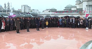 Taksim Cumhuriyet Anıtı önünde resmi tören düzenlendi