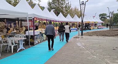 Yöresel gıda fuarına gelen emekli: "Bakıp geçiyoruz ancak"