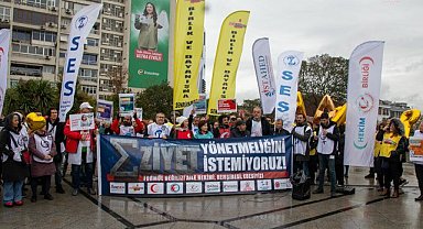 Aile Hekimliği çalışanlarının iş bırakma eyleminin üçüncü gününde, müzik dinletisi ve broşür dağıtımı yapıldı