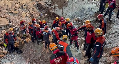 Güngören'de yıkılan binanın enkazında kalan vatandaşın cansız bedeni çıkarıldı