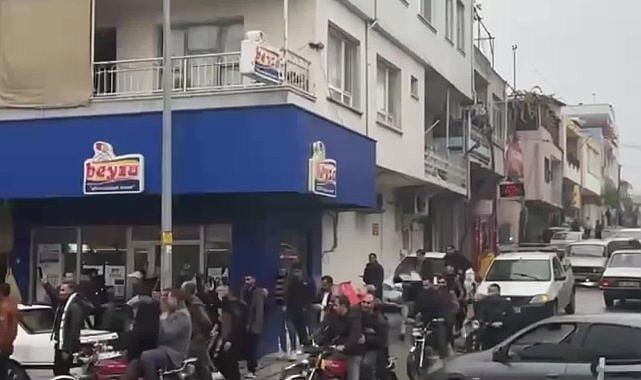 Kadirli'de Suriyeliler, yönetimin düşmesini kutladı