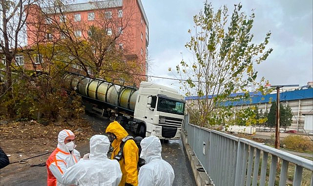 Pendik'te kaza yapan kimyasal madde yüklü TIR'a itfaiye müdahale etti