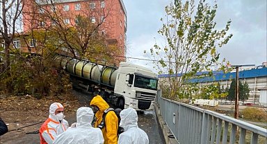 Pendik'te kaza yapan kimyasal madde yüklü TIR'a itfaiye müdahale etti