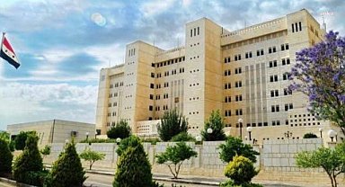 Suriye Dışişleri Bakanlığı: "Bugün, adaletin ve eşitliğin hakim olduğu tek bir vatanın inşası için Suriye tarihinde yeni bir sayfa yazılıyor"