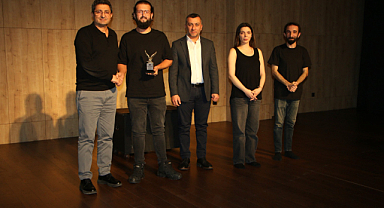 ‘Annemin Odası’ Adlı Tiyatro Oyunu Kartal’da Sahnelendi