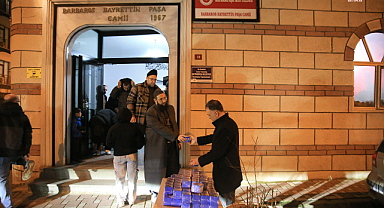 Bayrampaşa Belediye Başkanı Mutlu vatandaşlarla kandil simidi ikram etti
