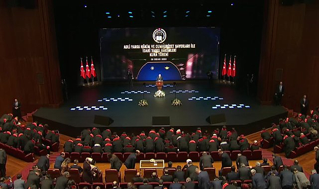 Cumhurbaşkanı Erdoğan: ''Hukukun dışında oluşturulan ayrıcalıklı alanda siyaset yapmak, gazetecilik yapmak istiyorlar''