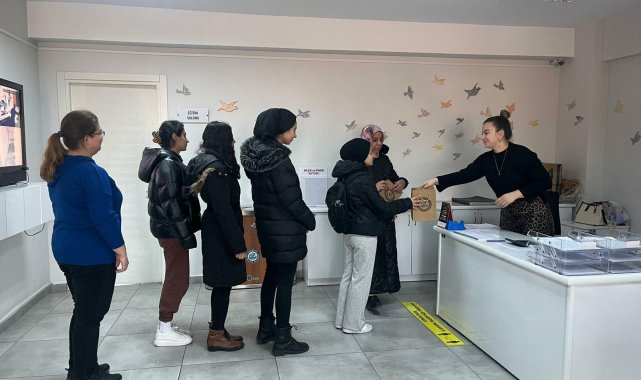 Eskişehir Büyükşehir Belediyesi, kadınlara yönelik başlattığı hijyenik ped desteğini sürdürüyor