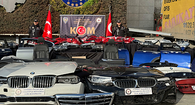 İstanbul'da 110 milyon liralık iki lüks otomobil ve oto yedek parçası ele geçirildi