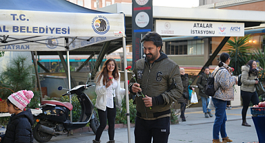 Kartal Belediyesi’nden Keman Eşliğinde Yeni Yıl Karanfili