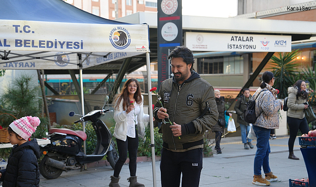 Kartal Belediyesi’nden Keman Eşliğinde Yeni Yıl Karanfili