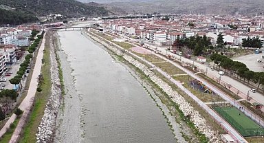 Yeşilırmak Nehri'nde değişen renk ve köpürme tedirgin ediyor
