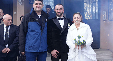 Ataşehir Belediyesi'ne bağlı Kar Timi düğünlerine yetişmeye çalışan çift için seferber oldu