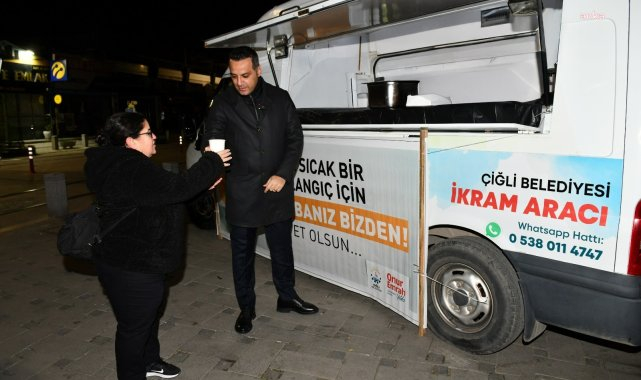 Çiğli Belediyesi'nden vatandaşlara sıcak çorba ikramı