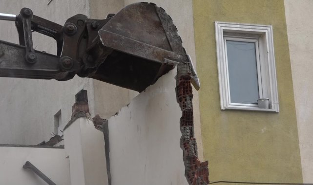 Depremde yıkılma riski taşıyan 23 yapı, Büyükçekmece Belediyesi ekiplerinin gözetiminde yıkıldı