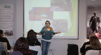 Efes Tarlası Yaşam Köyü Toprak Okulu'nda uygulamalı budama eğitimi 