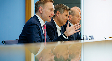 FDP Lideri Lindner, seçimde partisinin aldığı yenilgi nedeniyle  aktif siyasetten çekiliyor