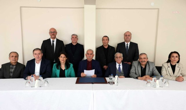 İmralı'da video kaydı iddiası, İmralı'daki masada Öcalan'ın önündeki yaka mikrofonu dikkat çekti