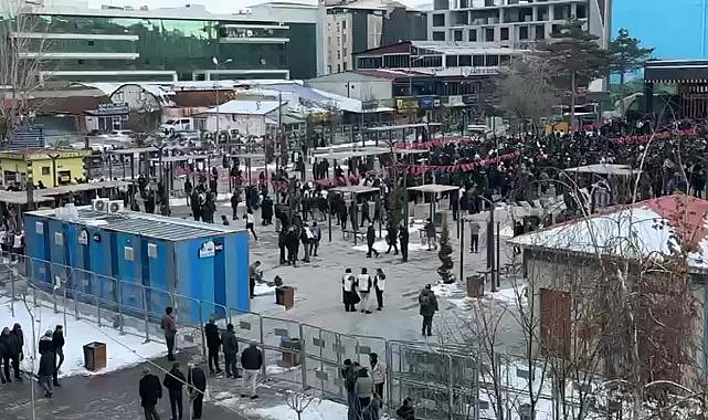 İmralı Heyeti'nin açıklaması, Van'da kent meydanına kurulan ekrandan izlendi