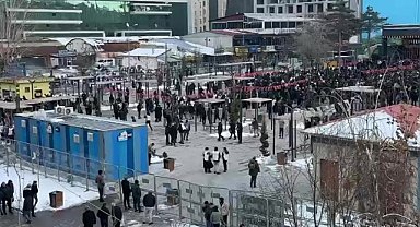 İmralı Heyeti'nin açıklaması, Van'da kent meydanına kurulan ekrandan izlendi 