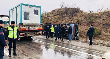 Kırıkkale'de cezaevi ring aracı devrildi: 9 kişi yaralandı