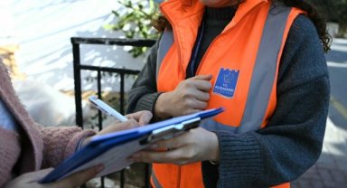 Kuşadası Belediyesi'nin ihtiyaç sahibi aileler için yakacak ve soba yardımı sürüyor
