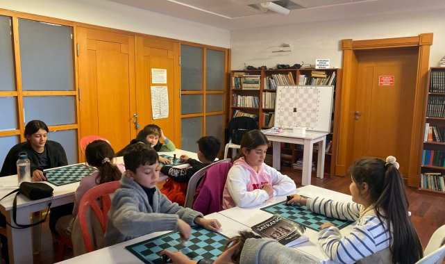Kuşadası Belediyesi'nin ücretsiz satranç kursu başladı