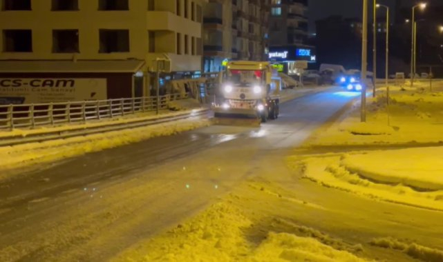Sinop'ta kar yağışı nedeniyle belediye ekipleri çalışmalarını sürdürüyor