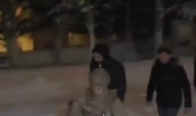 Tunceli'de kar nedeniyle yolda mahsur kalan öğretim görevlileri ve öğrenciler komandolar tarafından kurtarıldı