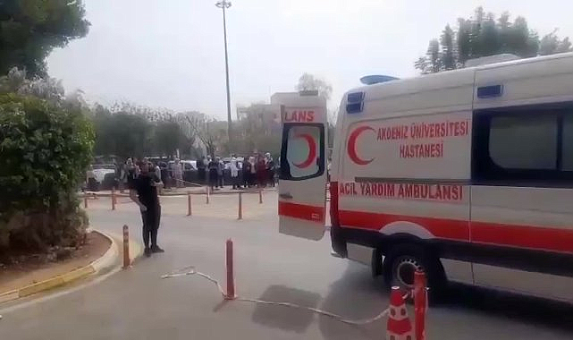 Akdeniz Üniversitesi Hastanesi Acil Servis binasında çıkan yangında dumandan etkilenen hastalar tahliye edildi