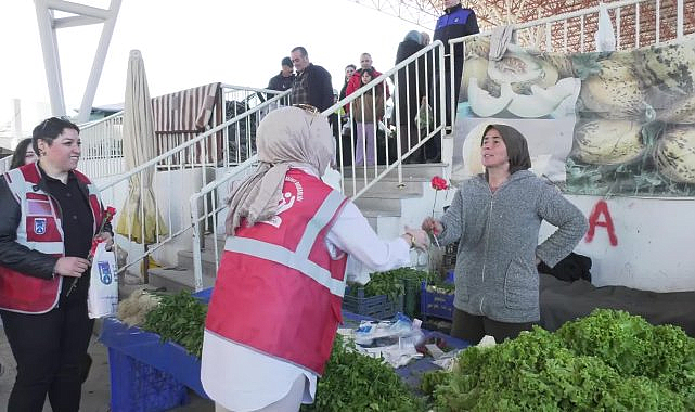 Ankara Büyükşehir Belediyesi kadınlara hijyen kiti ve karanfil hediye etti