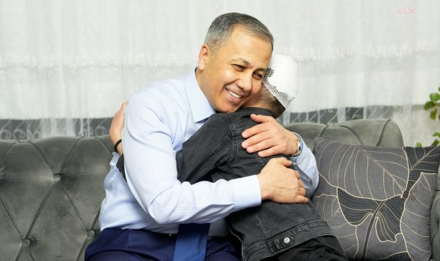 Bakan Yerlikaya, başıboş sokak köpeklerinin saldırısı sonucu iki kez beyin ameliyatı olan Tunahan ile iftar açtı