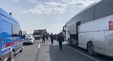 Bilecik'te tır, yolcu otobüsüne çarptı: 11 kişi yaralandı 