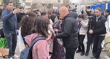 Diyarbakır Emniyet Müdürü Fatih Kaya, DEM Parti'nin 8 Mart mitinginde kadınlara karanfil dağıttı