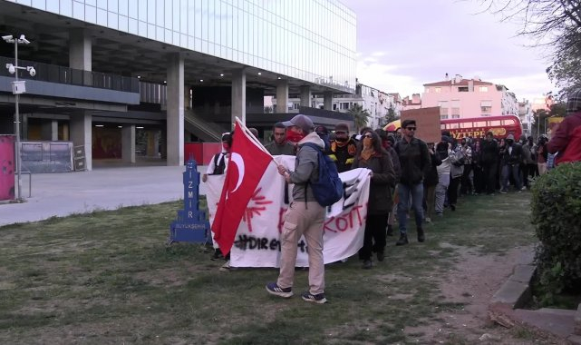 İmamoğlu protestoları sürüyor… İzmir'de öğrenciler bayramda da eylem yaptı: Keyfi rejimin sopasına boyun eğmeyeceğiz