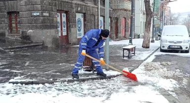 Kars'ta yoğun kar yağışı, yaz aylarının kurak geçeceği endişesi taşıyan vatandaşları sevindirdi