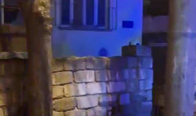 Kırıkkale'de müstakil evde yangın: Bir kişi dumandan etkilendi, bir itfaiye eri yaralandı