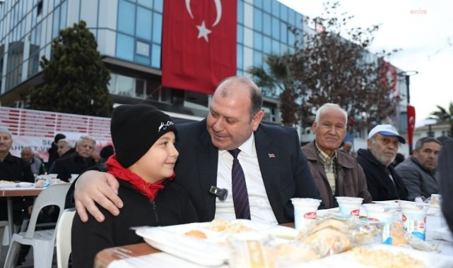 Menderes'te vatandaşlar iftar sofrasında buluştu