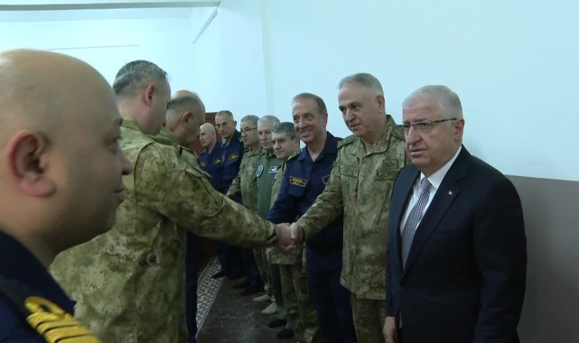 Milli Savunma Bakanı Yaşar Güler, Çanakkale'de Mehmetçikle bayramlaştı