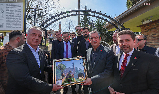 Özgür Özel'e, Kocaeli'de tarihi cami fotoğrafı hediye edildi