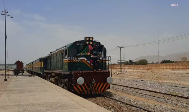 Pakistan'da, ayrılıkçı militanların bir yolcu trenine ateş açtığı, 450 yolcuyu rehin aldığı bildirildi