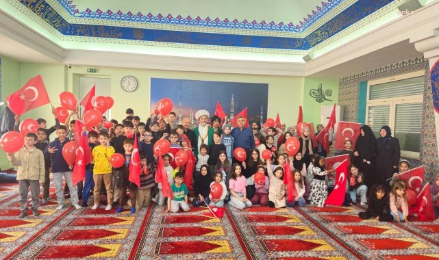 Almanya'nın Fürth kentindeki DİTİP Mevlana Camisi'nde çocuklar 23 Nisan'ı kutladı