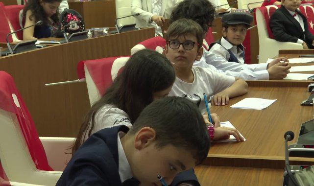 Antalya Büyükşehir Belediyesi Gençlik Meclisi'nde çocuk sesleri yankılandı