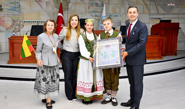 Balıkesir Büyükşehir Belediye Başkanı Akın, dünya çocuklarını ağırladı
